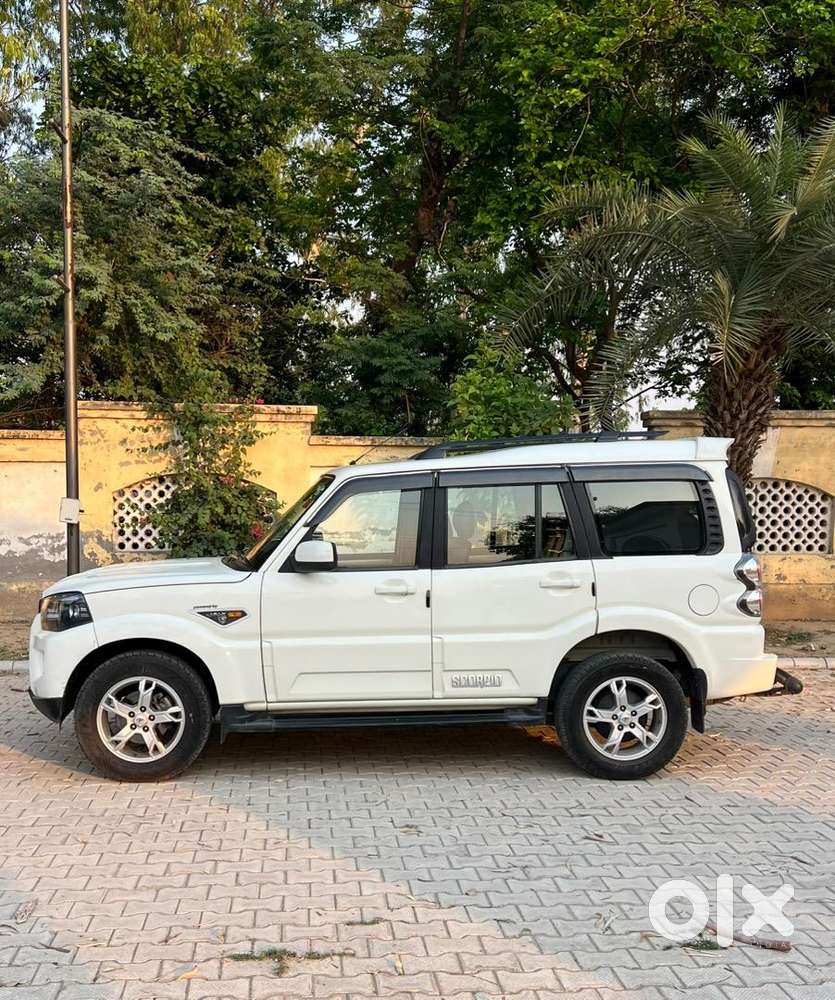 Mahindra Scorpio S10 Intelli Hybrid Diesel 2017