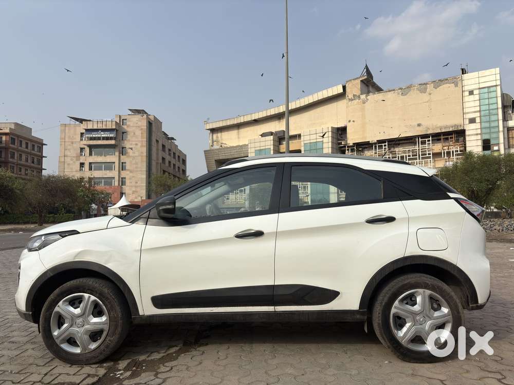 Tata Nexon 1.2 Revotron Xma Amt (s), 2023, Cng & Hybrids