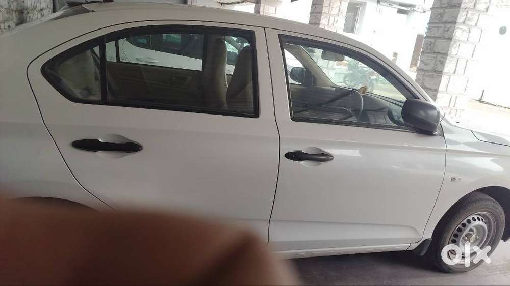 White Honda Amaze In Excellent Condition