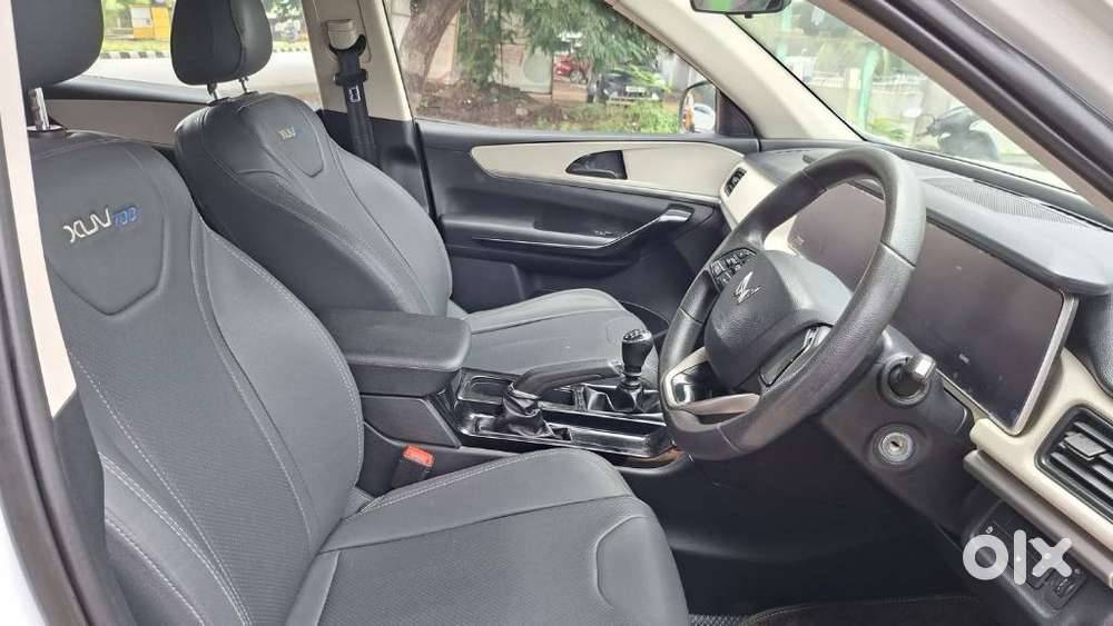 Mahindra Xuv700 2.0 Ax 5 Petrol Mt 7 Str, 2022, Petrol