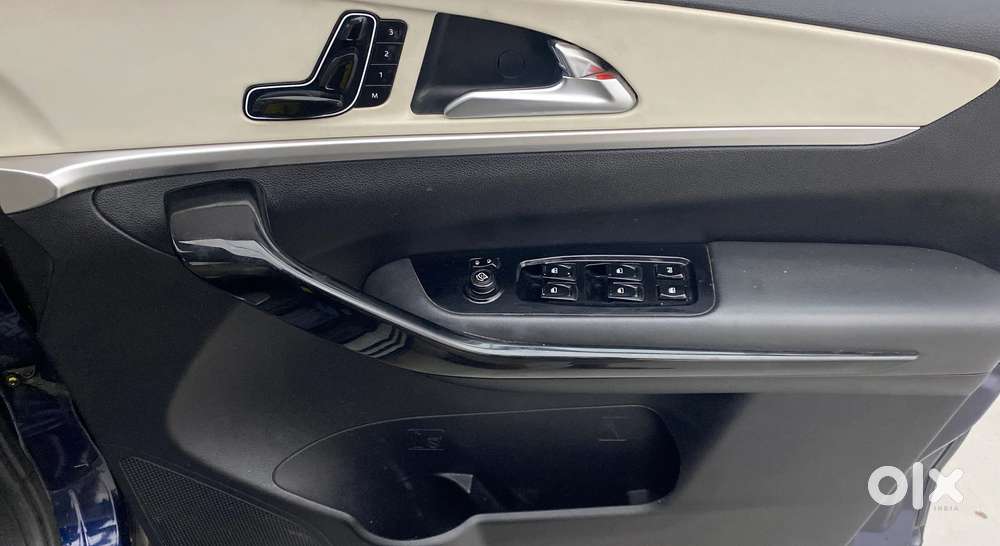 Mahindra Xuv700 2.2 Ax 7 Diesel At Luxury Pack Str Awd, 2022, Diesel