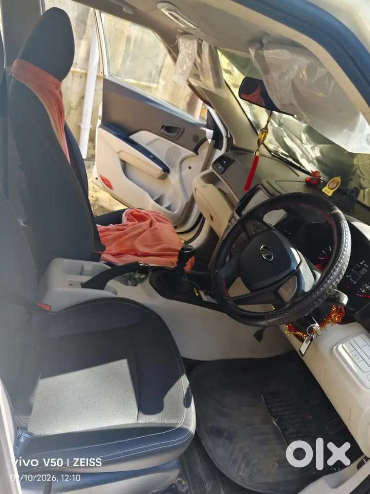 Mahindra Xuv300 2023 Petrol Well Maintained