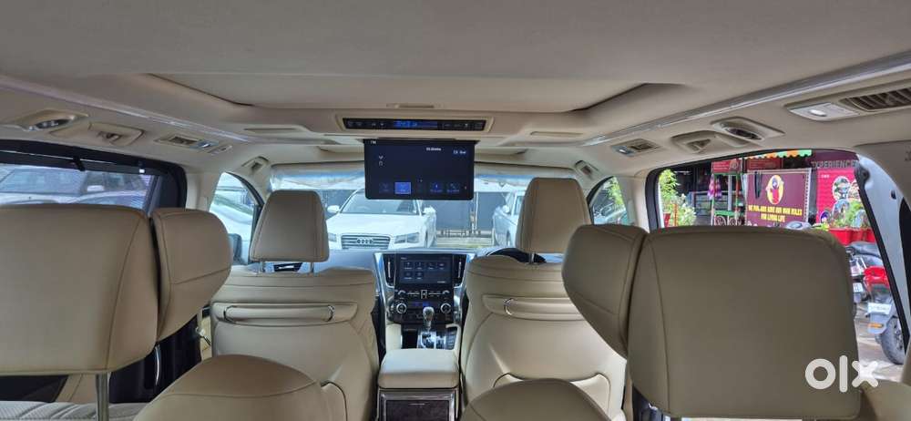 Toyota Vellfire 2.5 Executive Lounge, 2022, Cng & Hybrids