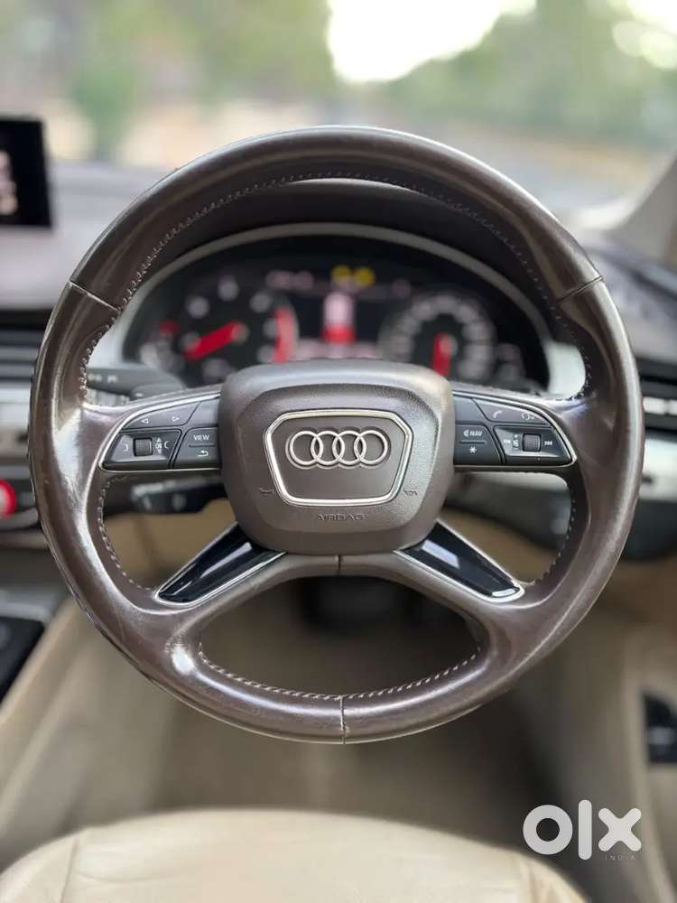 Black Colour Audi Q7 Technology