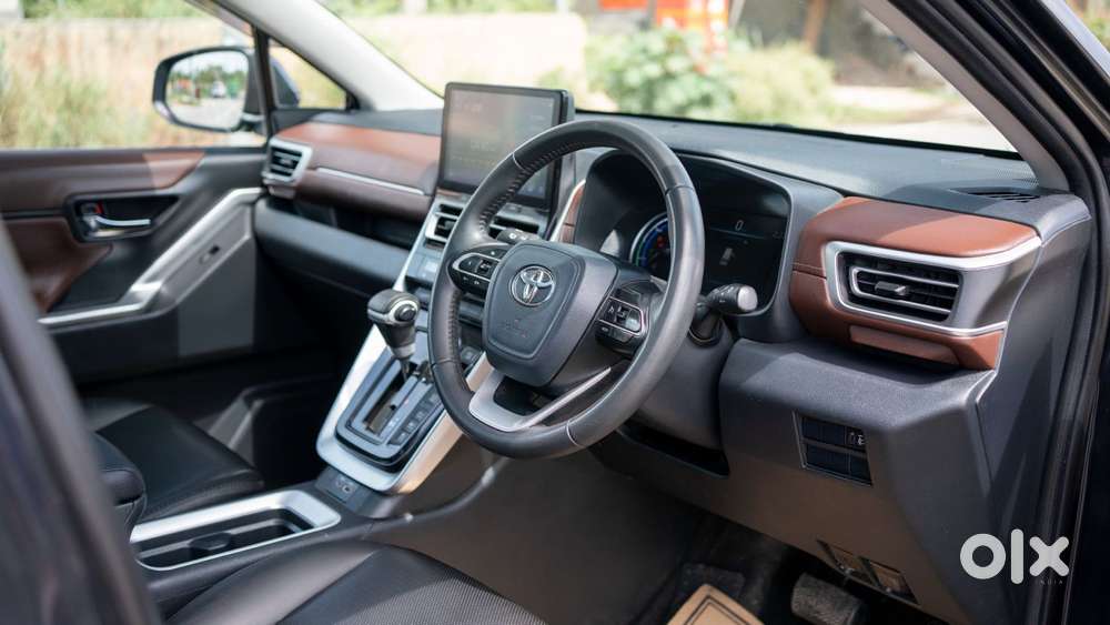 Toyota Innova Hycross 2.0 Vx (o) Hybrid 8 Str, 2024, Petrol