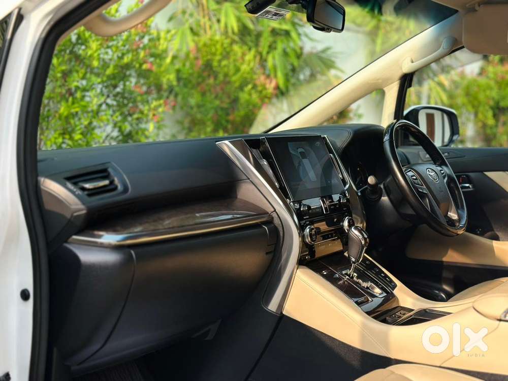 Toyota Vellfire 2.5 Executive Lounge, 2021, Petrol