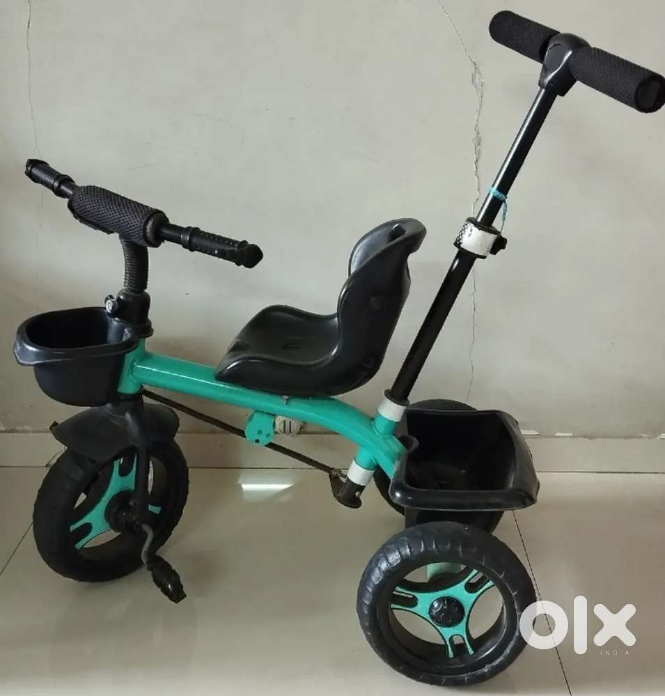 Kids tricycle with parent handle