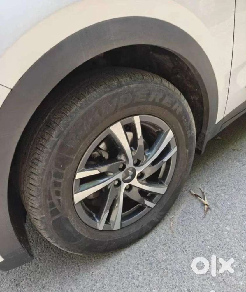 Mahindra Xuv700 2.0 Ax 5 Petrol Mt Str, 2023, Petrol