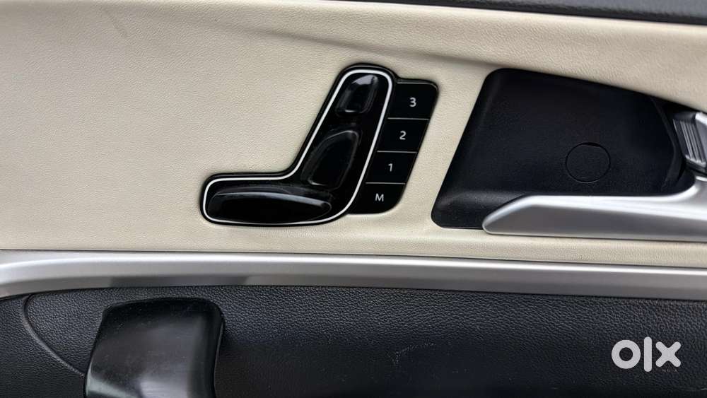 Mahindra Xuv700 2.0 Ax 7 Petrol At Str, 2022, Petrol