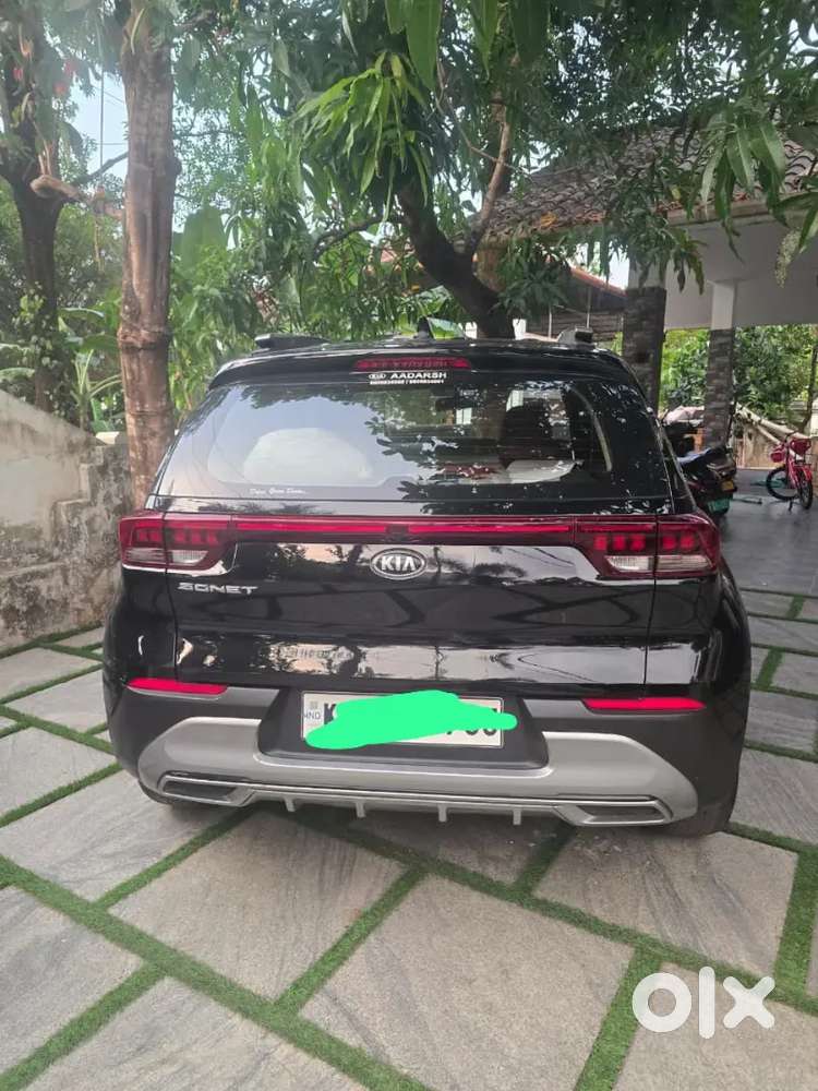 Alloy Wheels 
Sunroof 
Ceramic Coating 
Showroom Service