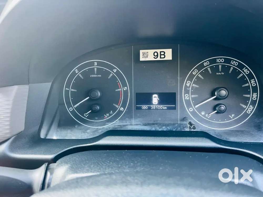 Innova Crysta Gx Plus 8 Seater Platinum White