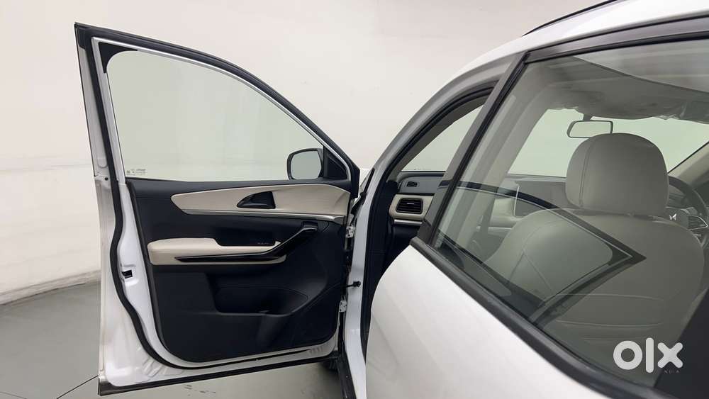 Mahindra Xuv700 2.0 Ax 5 Petrol At Str, 2022, Petrol