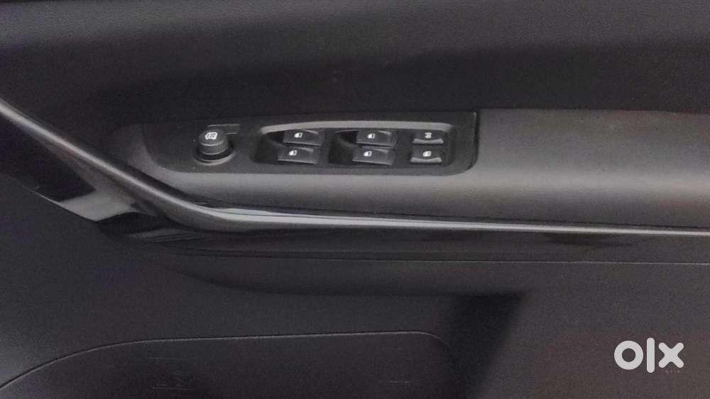 Mahindra Xuv700 2.2 Ax 5 Diesel At 7 Str, 2022, Diesel