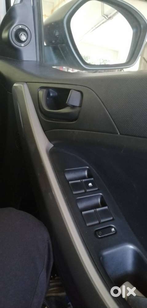 Petrol Nexon With Sunroof And 6 Gears