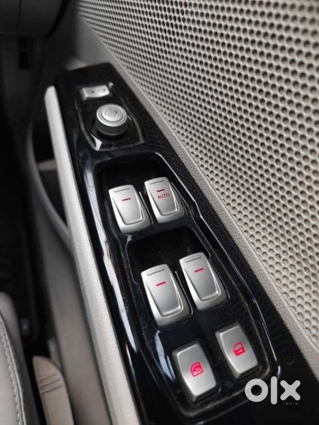 Mahindra Xuv300 1.2 W8 (o) Amt Petrol, 2022, Petrol