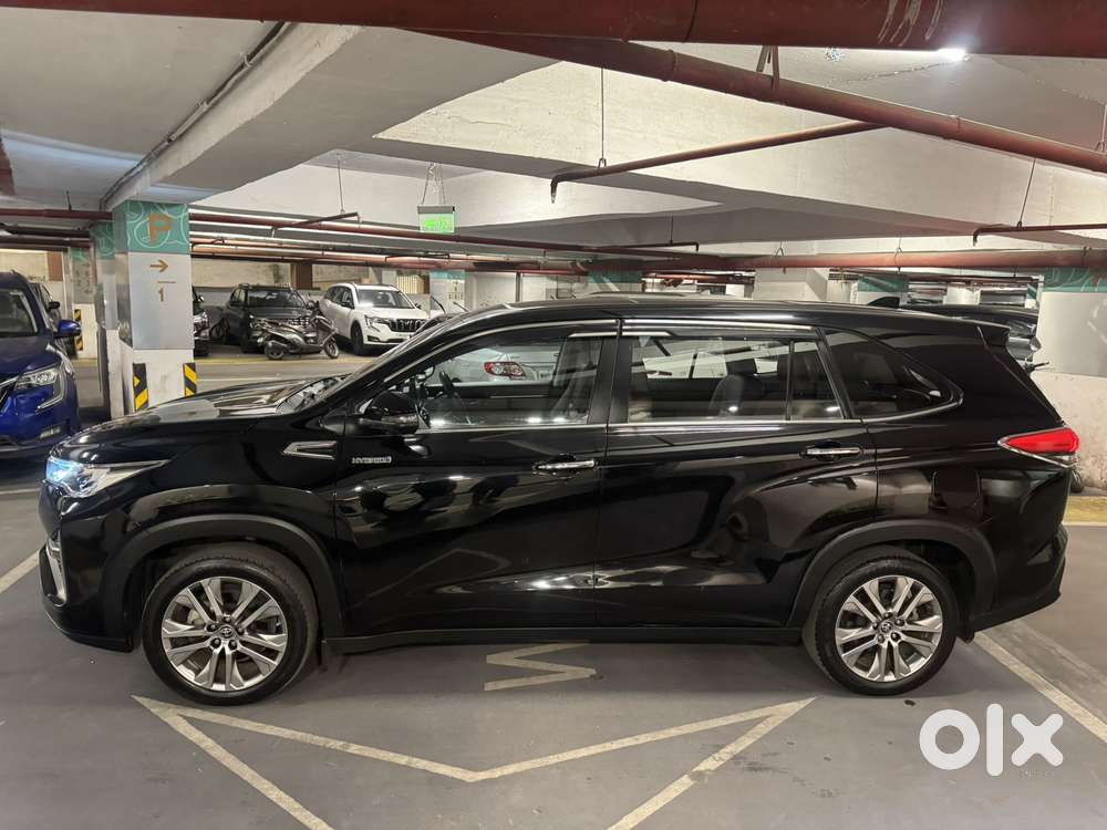 Toyota Innova Hycross
