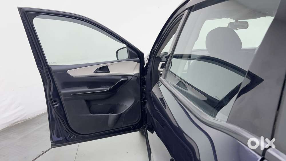 Mahindra Xuv700 2.0 Ax 5 Petrol Mt Str, 2023, Petrol