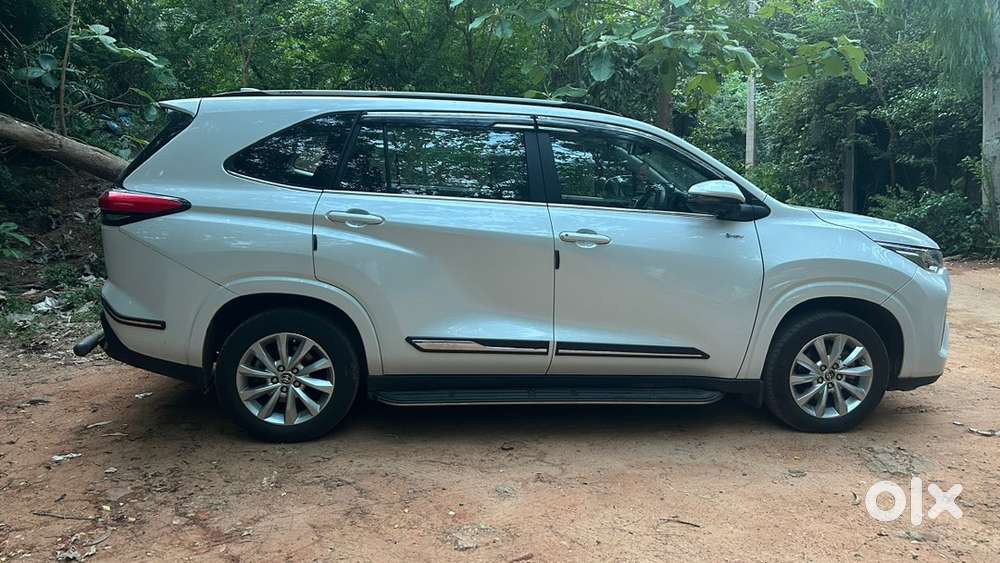 Toyota Innova Hycross 2025