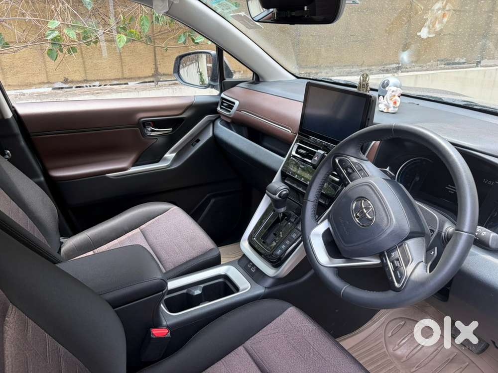 Toyota Innova Hycross 2025 Petrol In Show Room Condition