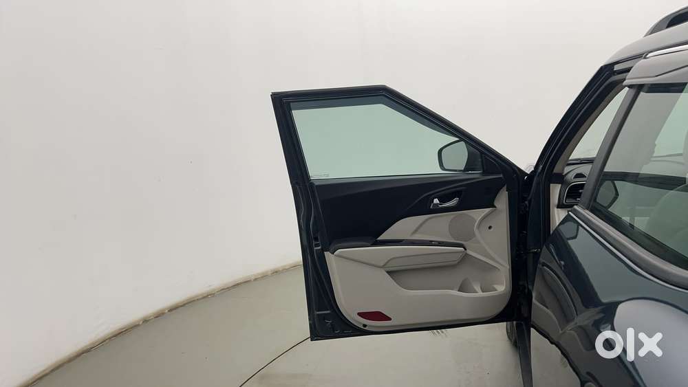 Mahindra Xuv300 1.2 W8 (o) Amt Petrol, 2024, Petrol