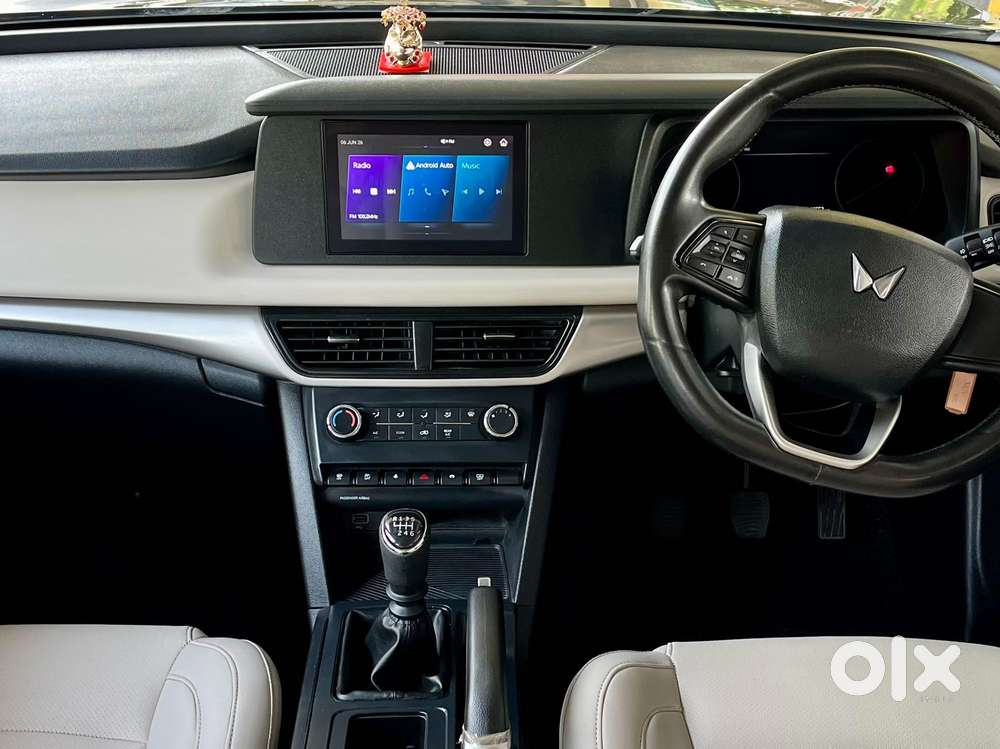 Mahindra Xuv700 Ax 5 Petrol Mt 7 Str (e), 2023, Petrol
