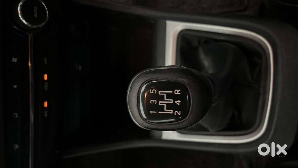 Tata Punch 1.2 Revotron Creative Amt Dual Tone, 2022, Petrol