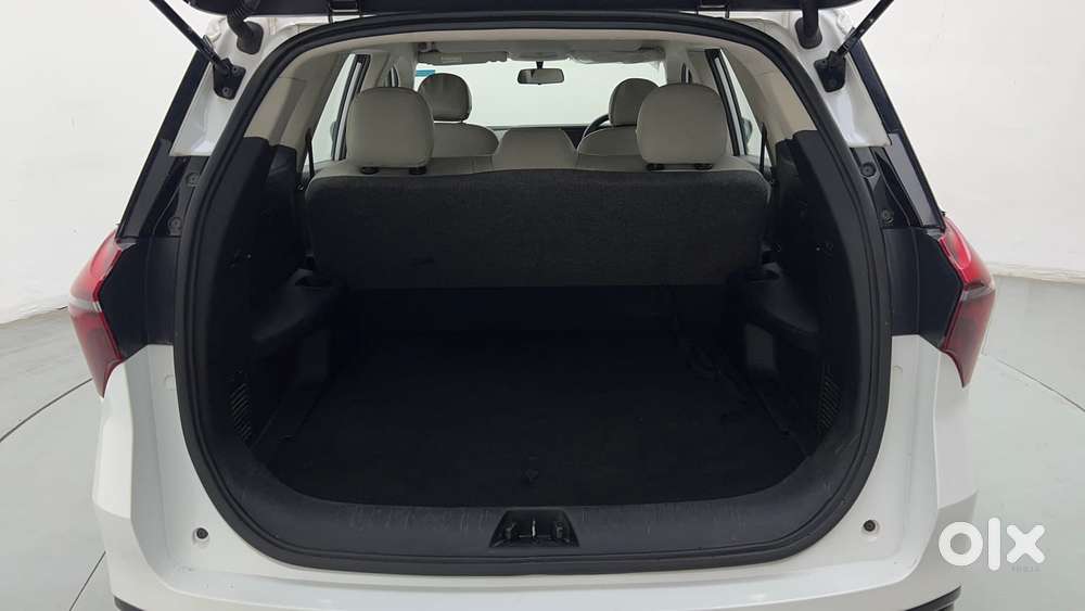 Mahindra Xuv700 2.0 Ax 3 Petrol Mt 5 Str, 2022, Petrol