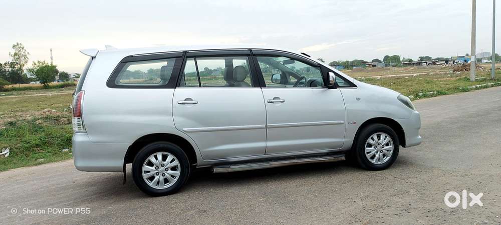 Toyota Innova 2004-2011 2.5 V Diesel 7-seater, 2011