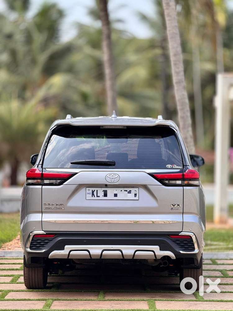 Toyota Innova Hycross