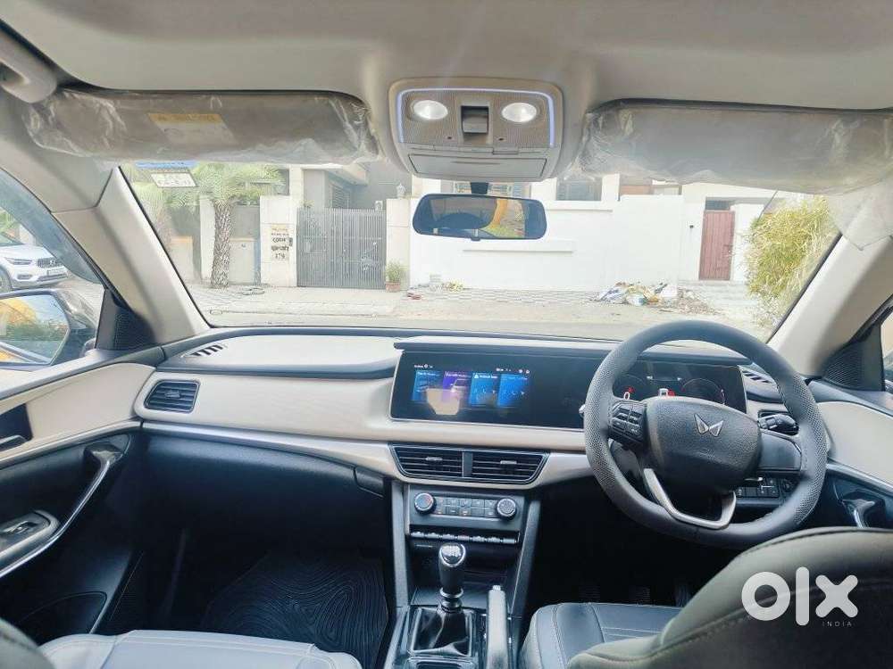 Mahindra Xuv700 2.0 Ax 5 Petrol Mt Str, 2022, Petrol
