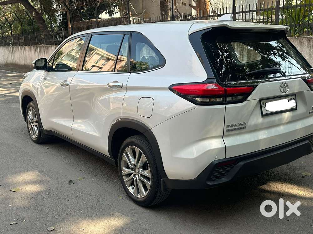 Toyota Innova Hycross