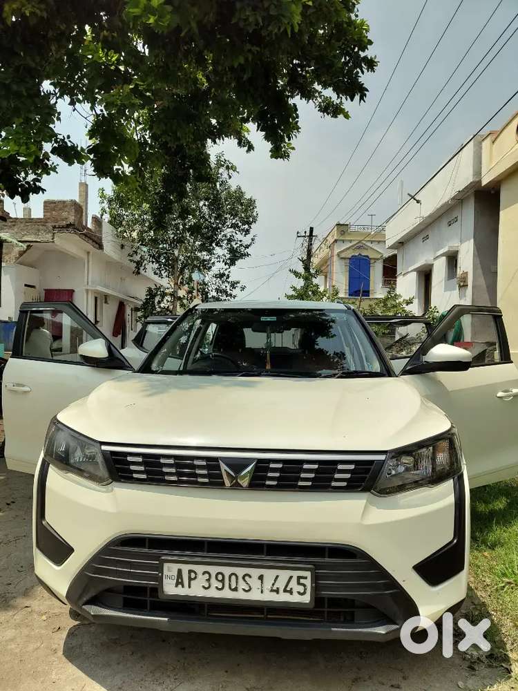 Mahindra Xuv300 Mid Variant | Sunroof | White | Excellent Condition |