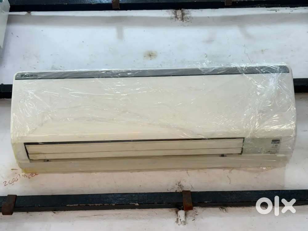 1 Ton Daikin split AC with warranty and good condition