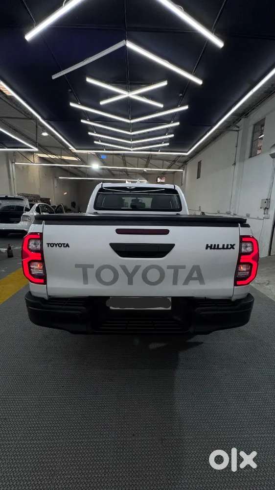Toyota Hilux 4x4 Automatic Pearl White
