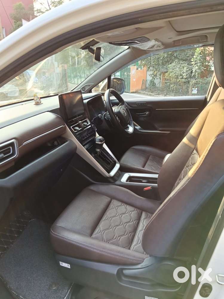 Toyota Innova Hycross 2.0 Zx Hybrid 7 Str, 2023, Cng & Hybrids