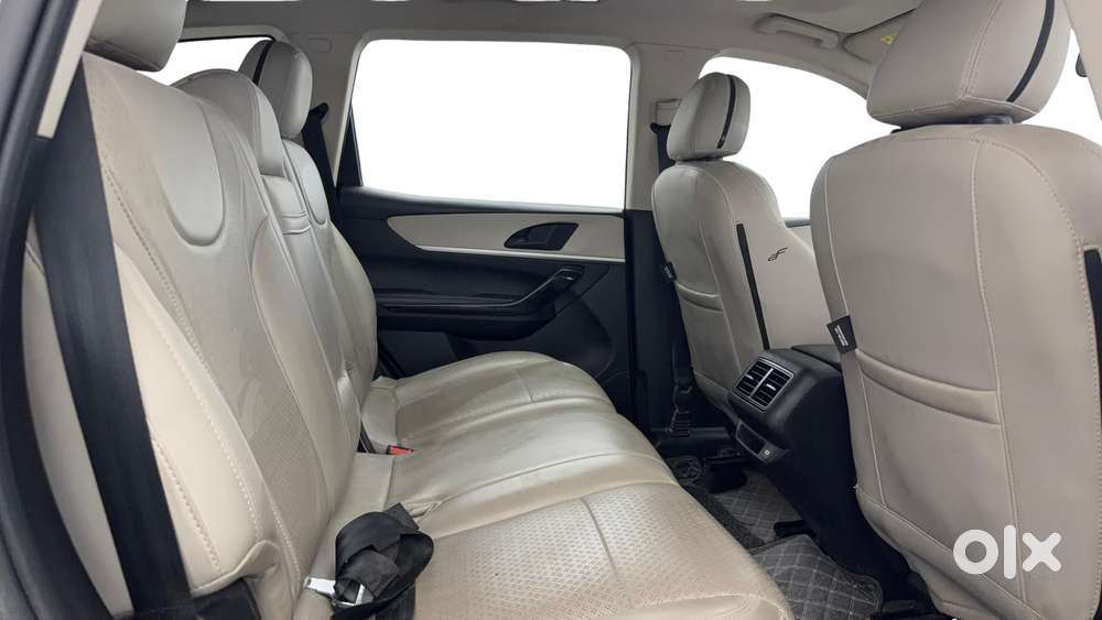 Mahindra Xuv700 2.0 Ax 5 Petrol Mt 7 Str, 2022, Petrol
