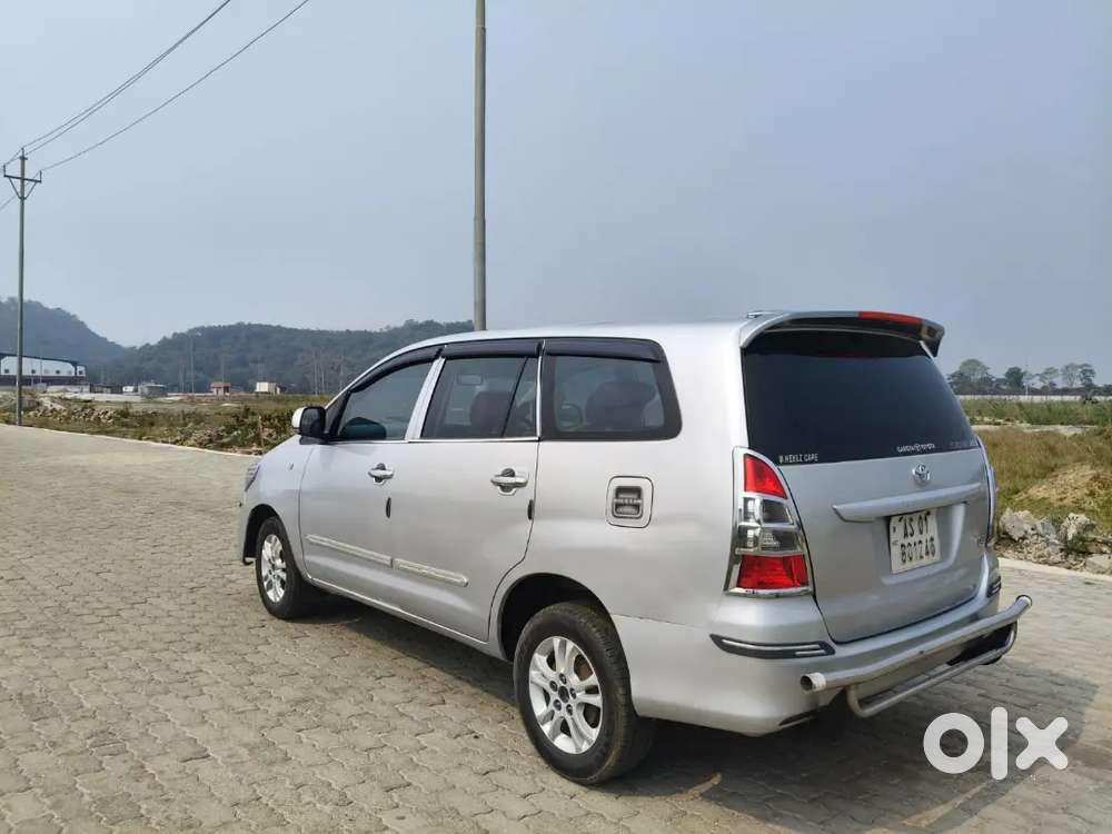 Innova G 8 Seater Diesel