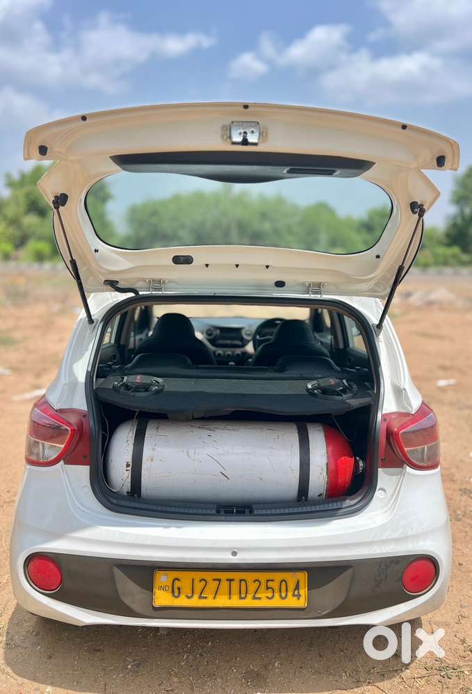 Hyundai Grand I10 2017 Taxi Passing Car