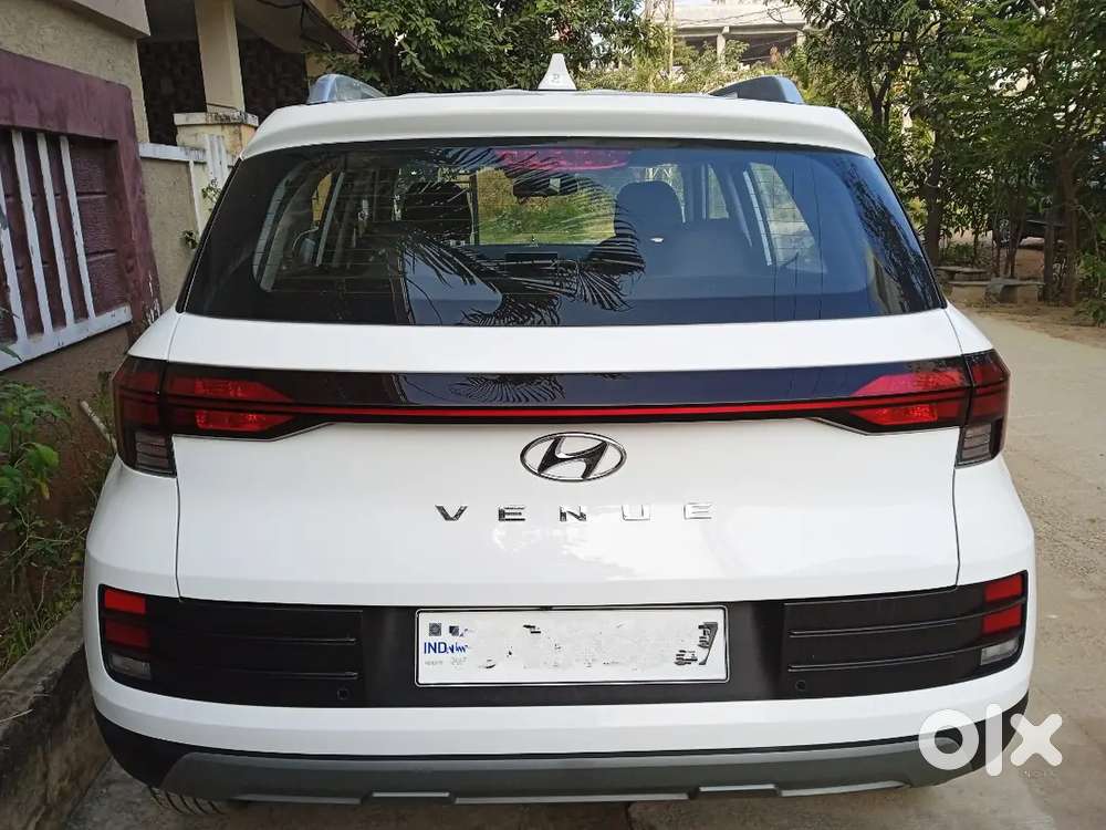 Hyundai Venue 2025 Model Petrol 2000 Km Driven
