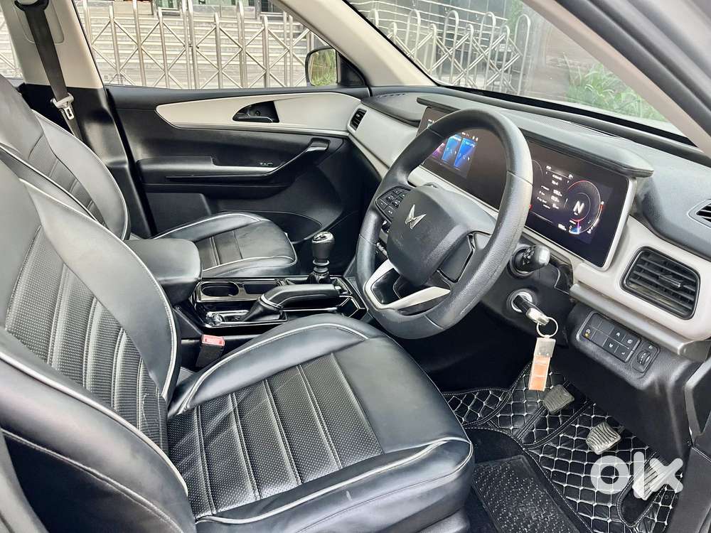 Mahindra Xuv700 2.0 Ax 5 Petrol Mt Str, 2023, Petrol