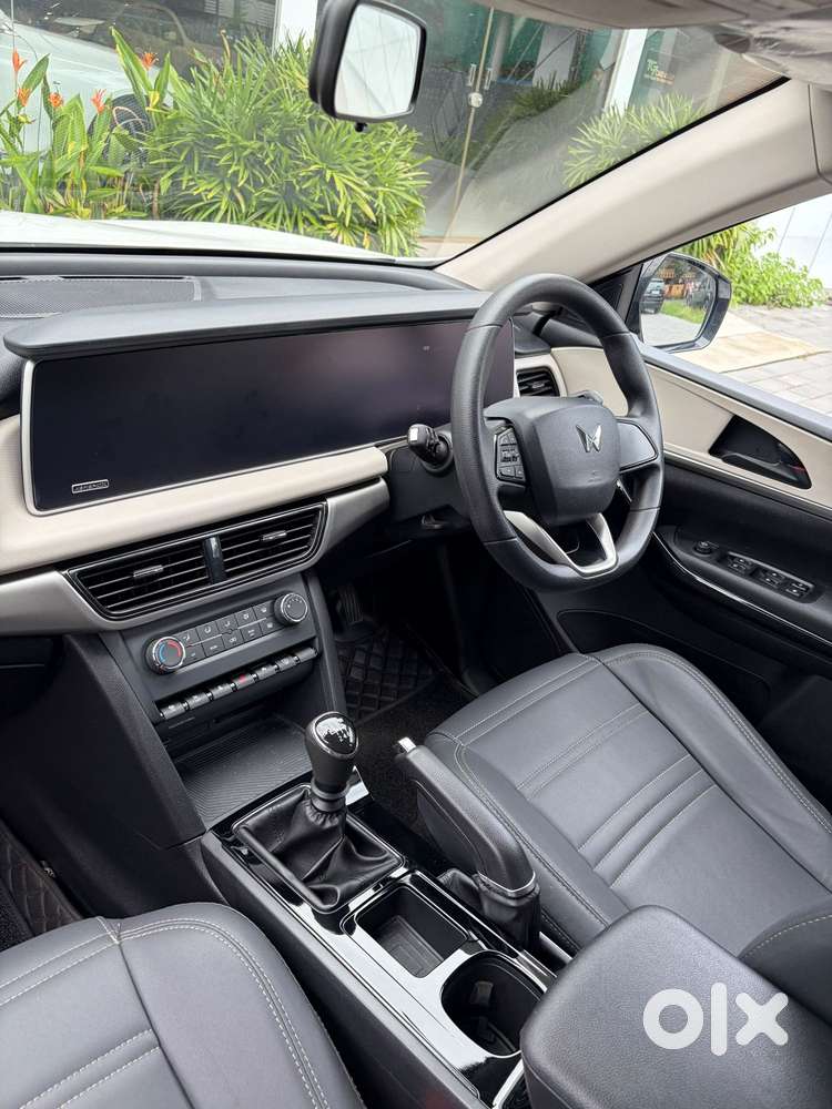 Mahindra Xuv700 2.0 Ax 5 Petrol Mt 7 Str, 2022, Petrol