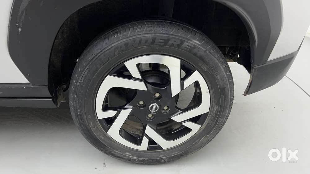 Nissan Magnite 1.0 Xv Premium, 2023, Petrol