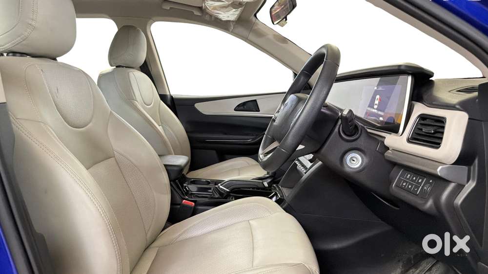 Mahindra Xuv700 2.0 Ax 5 Petrol At Str, 2022, Petrol