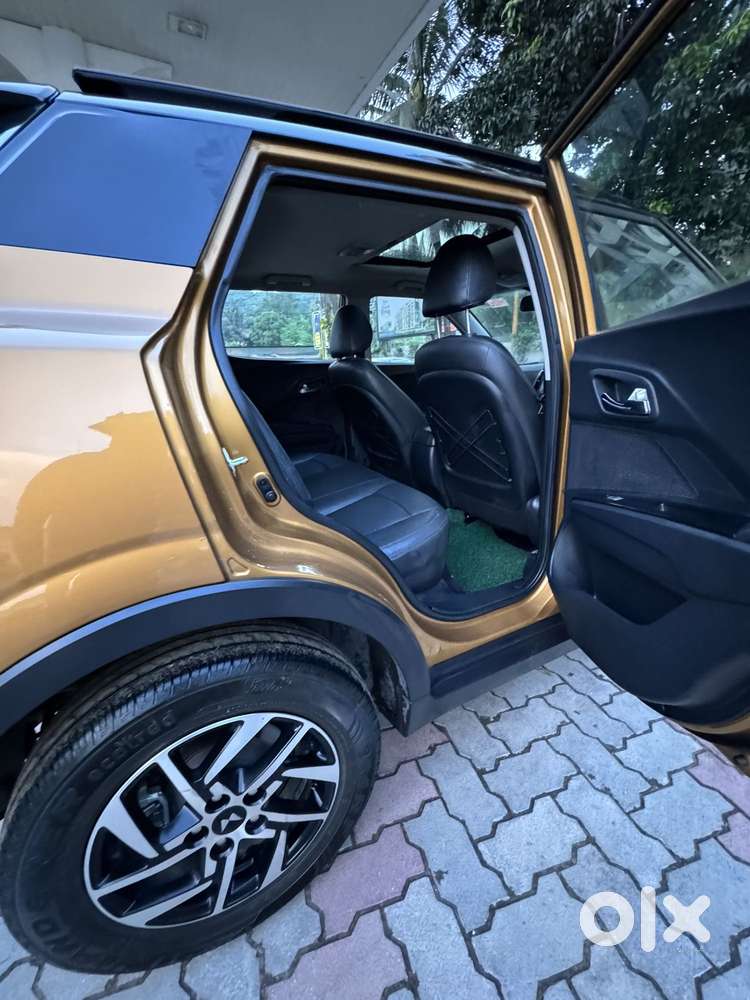 Mahindra Xuv300 W8 Option Dual Tone, 2023, Petrol