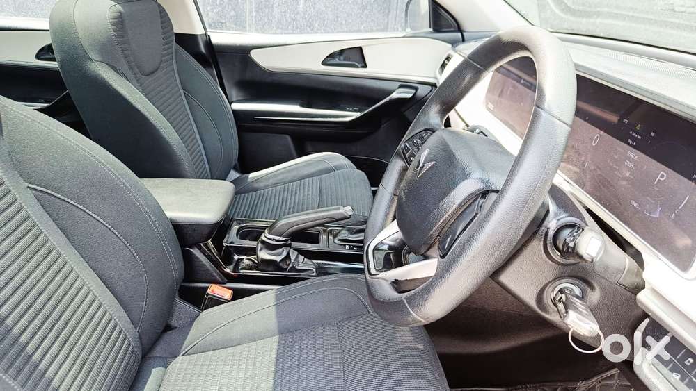 Mahindra Xuv700 2.0 Ax 5 Petrol At Str, 2022, Petrol