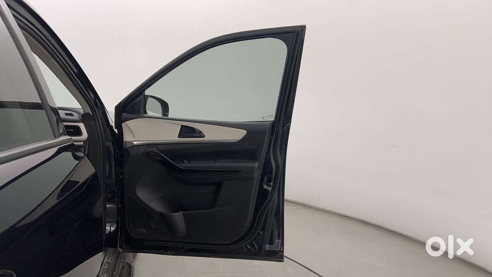 Mahindra Xuv700 2.2 Ax 5 Diesel At 7 Str, 2024, Diesel