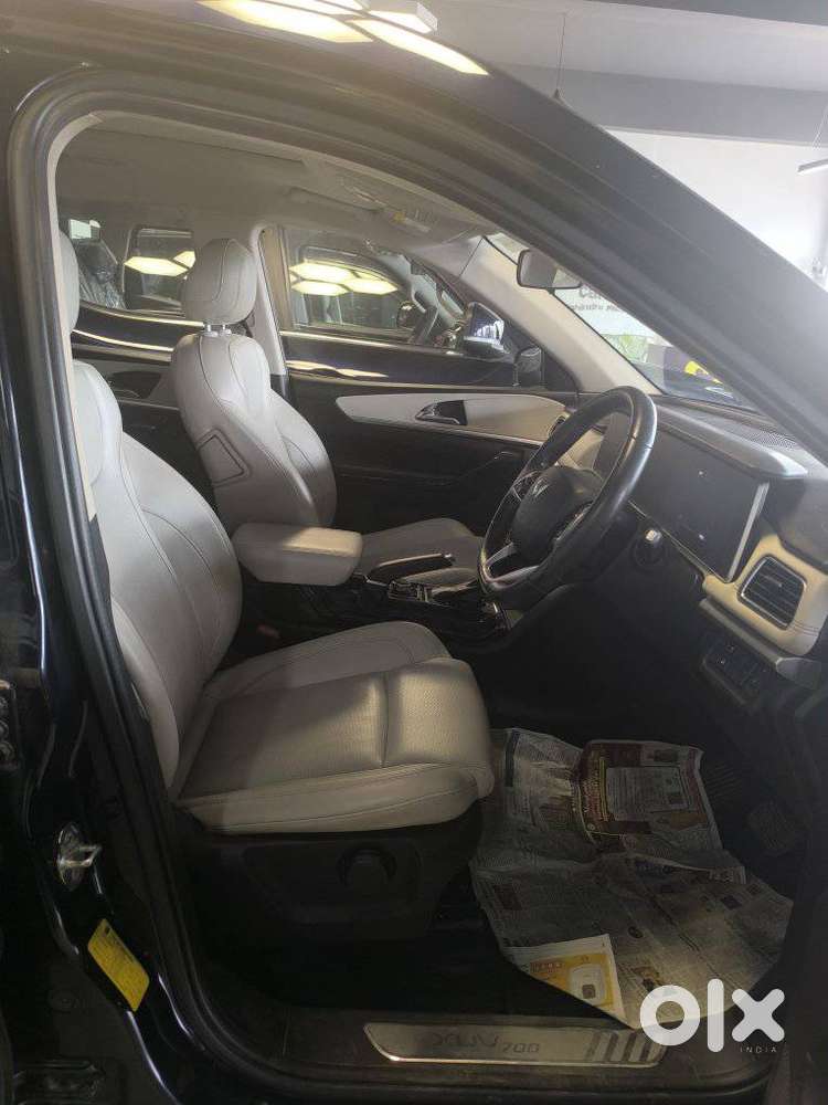 Mahindra Xuv700 2.0 Ax 7 Petrol At Str, 2022, Petrol