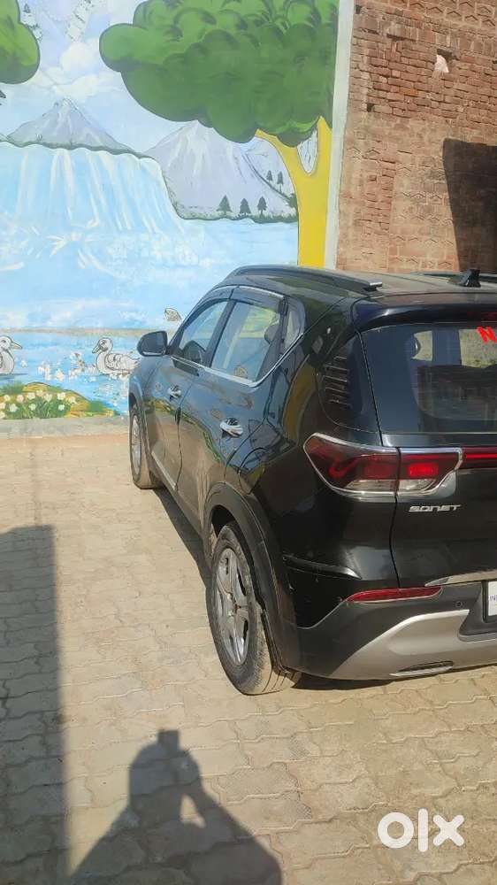 Second Top, Kia Sonet 2022 Diesel Well Maintained, Company Service.