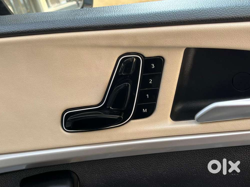 Mahindra Xuv700 2.0 Ax 7 Petrol At Luxury Pack Str, 2022, Petrol