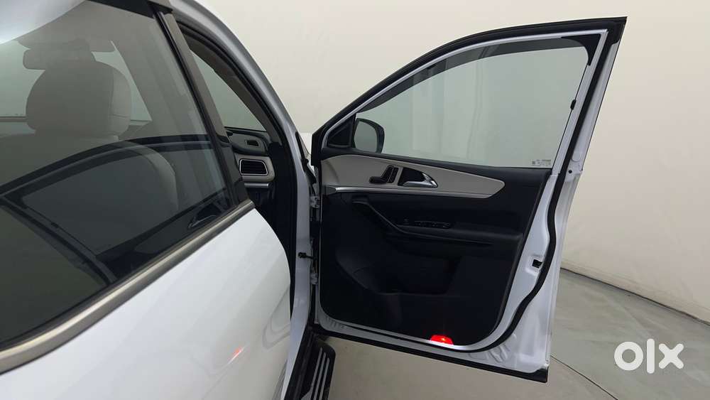 Mahindra Xuv700 2.2 Ax 7 Diesel At Luxury Pack Str Awd, 2022, Diesel